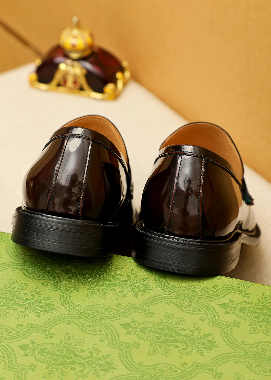 Men's shoes 💰520 💐 Product trademark: GUCCI "Gucci" casual leather shoes Regular size: 38-44 (45.46🉑️customized) Product materials: Selected imported first-layer open-edge beaded cowhide leather upper, imported water-dyed cowhide leather lining. Strong three-dimensional visual effect, original outsole Color: 4⃣️colors available
